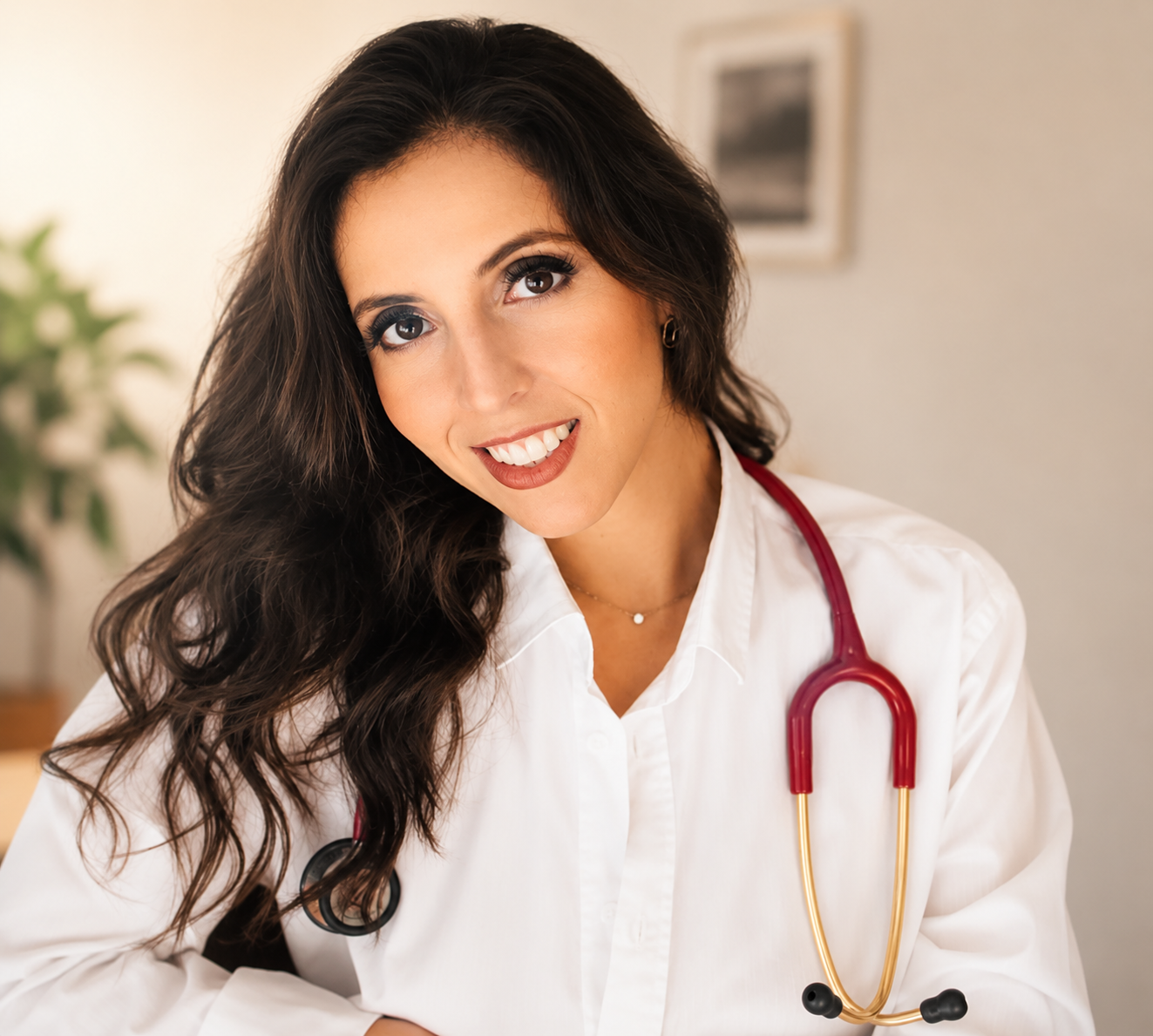 Dra. Julianne Pessequillo, geriatra em São Paulo, em atendimento